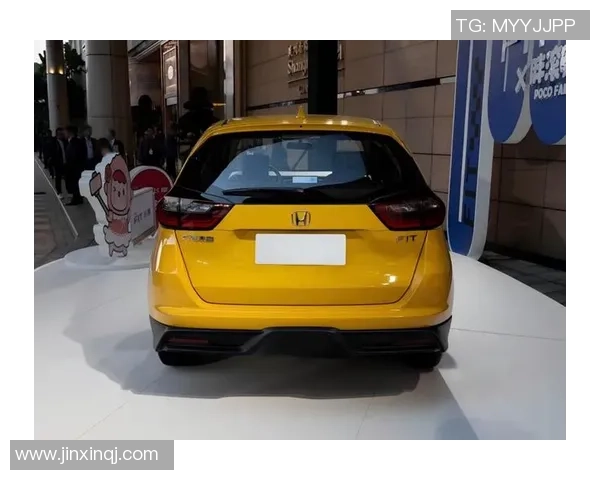 足球星汽车摆件点亮车内空间彰显个性魅力与独特运动风格