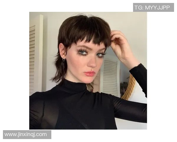 足球球星三角发型女潮流引领者魅力风采展示